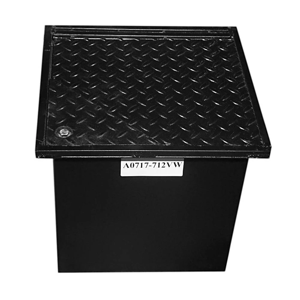 Square manhole with diamond plate steel traffic lid